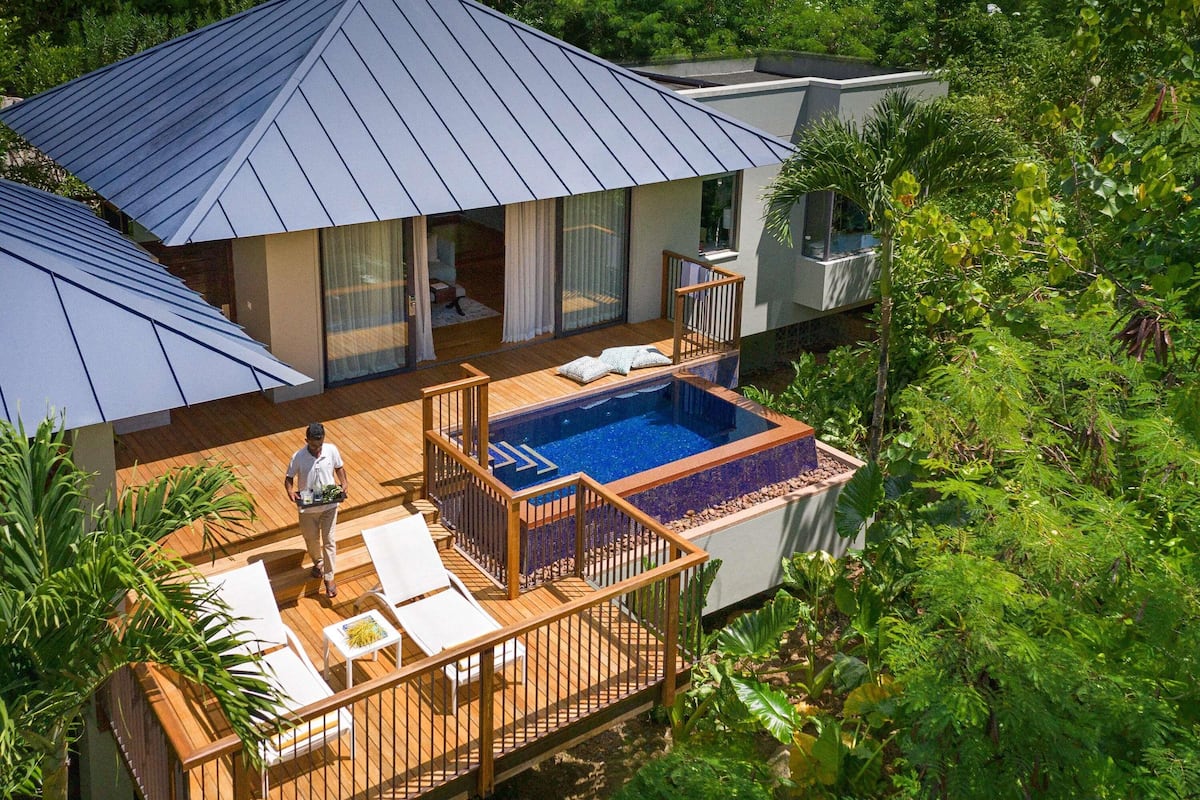 1 sovrum, sängtillbehör av högsta kvalitet och duntäcken