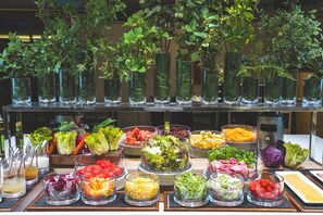 Se ofrece un desayuno bufé (3000 JPY por persona)