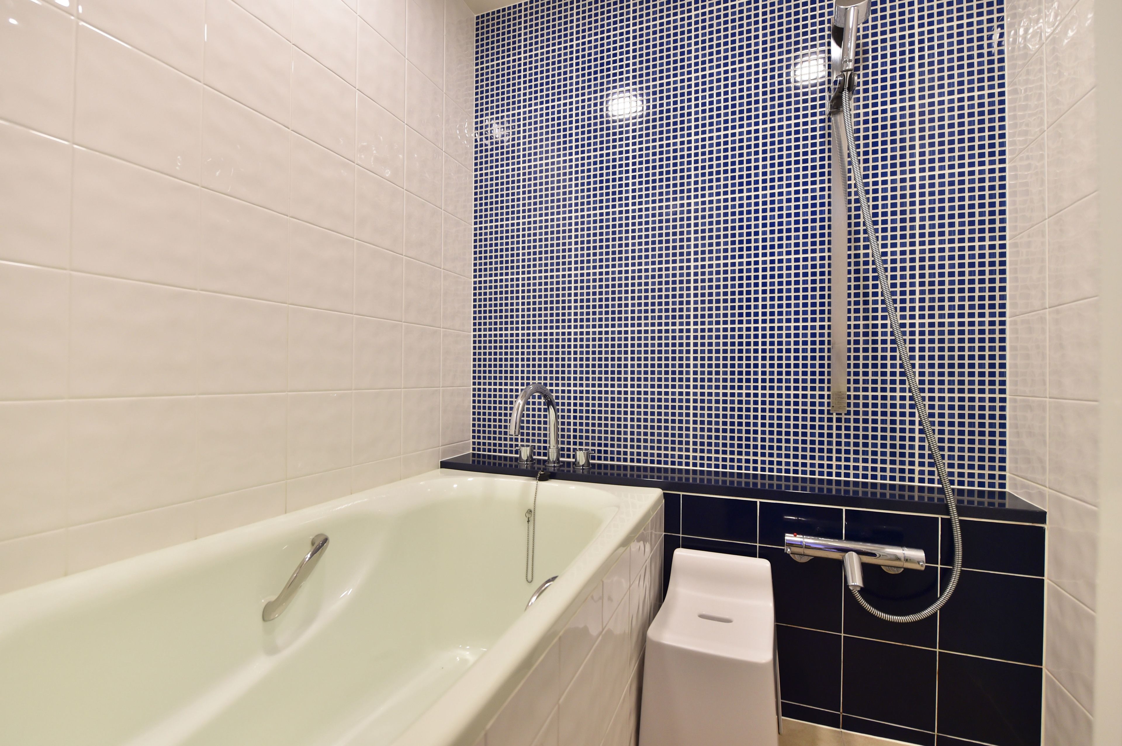 separate bathtub and shower, deep-soaking bathtub, free toiletries