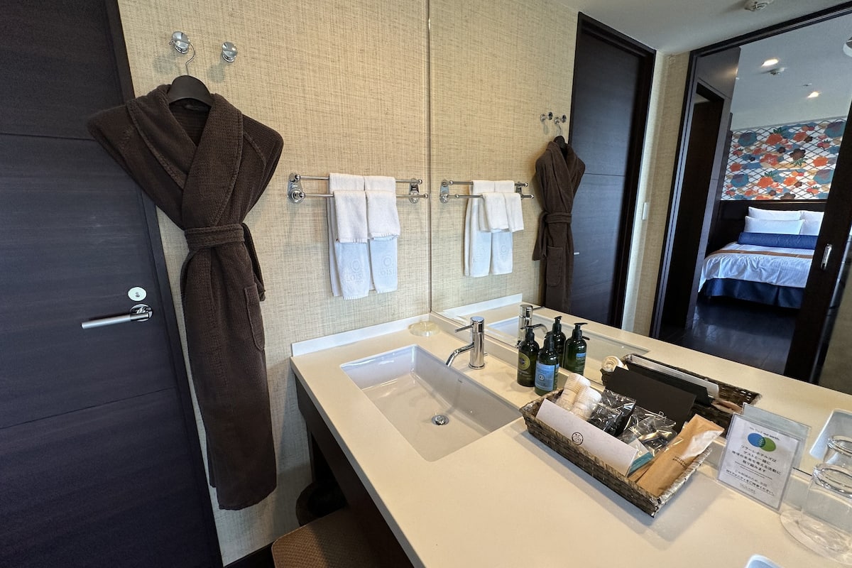 spa deluxe twin room, non smoking | bathroom | separate bathtub and shower, deep-soaking bathtub, free toiletries