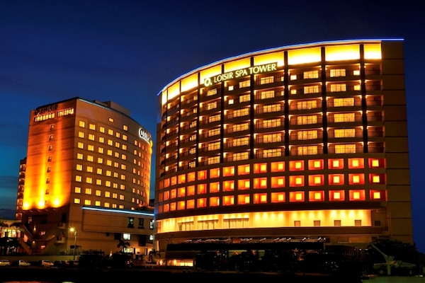 Fachada da propriedade à noite