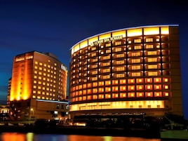 Fachada de la propiedad por la tarde o noche