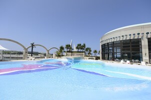 Una piscina techada, una piscina al aire libre