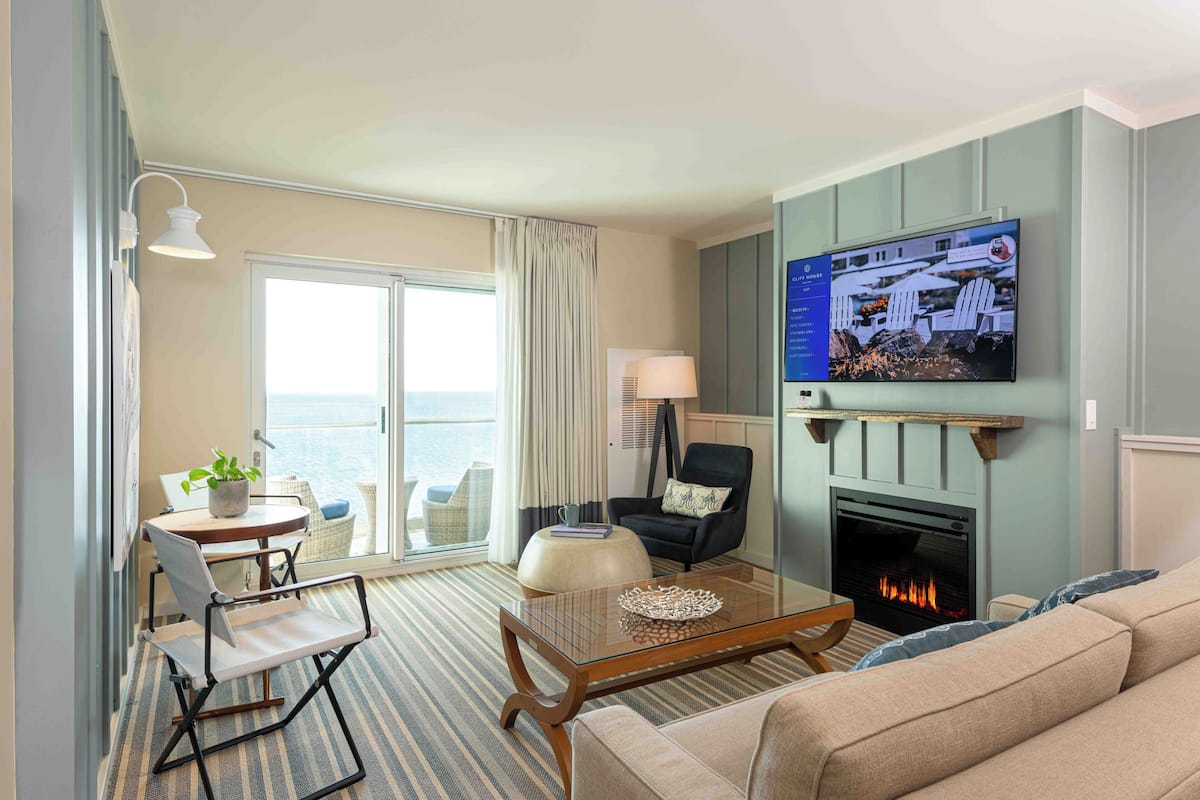 Sunrise Suite | Premium bedding, down comforters, pillowtop beds, in-room safe