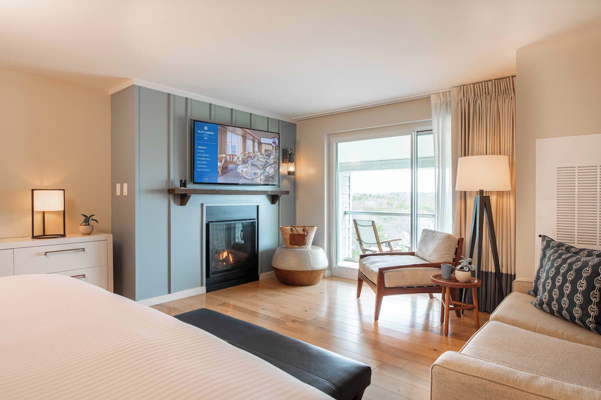 Premium Resort View King | Premium bedding, down comforters, pillowtop beds, in-room safe