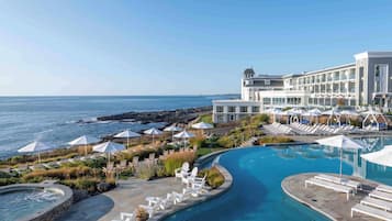 Una piscina techada, una piscina al aire libre de temporada