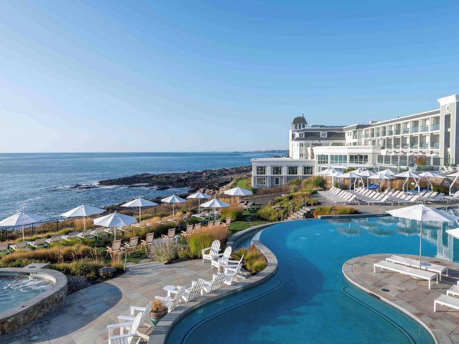 Een binnenzwembad, een seizoensgebonden buitenzwembad