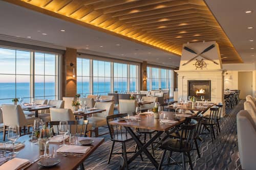 2 restaurants, servant le déjeuner et le dîner; cuisine locale