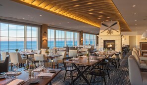 2 restaurants, breakfast, lunch, dinner served; local cuisine - Cliff House Maine (Cape Neddick)