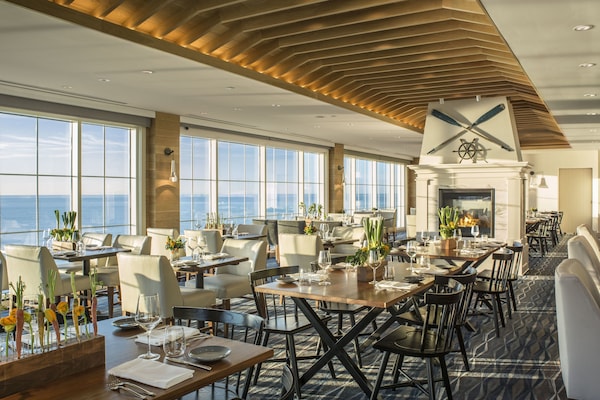 2 restaurants, servant le déjeuner et le dîner; cuisine locale