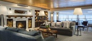 Lobby sitting area - Cliff House Maine (Cape Neddick)