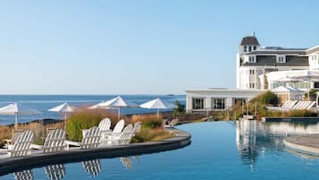 Una piscina techada, una piscina al aire libre de temporada
