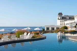 Piscina interna, piscina externa sazonal, espreguiçadeiras