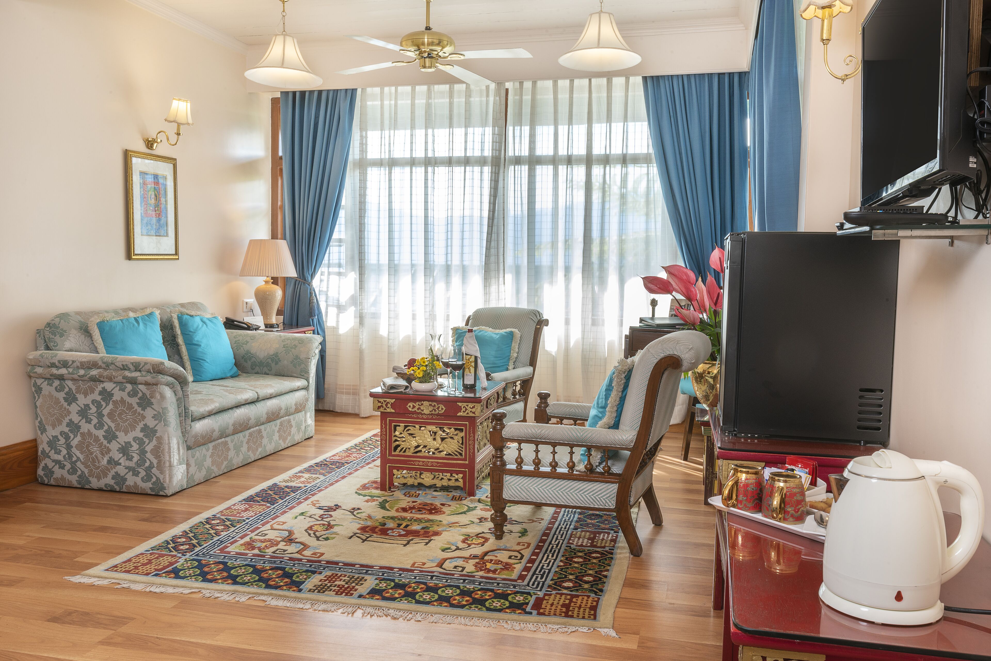 deluxe double or twin room | minibar, in-room safe, desk, rollaway beds