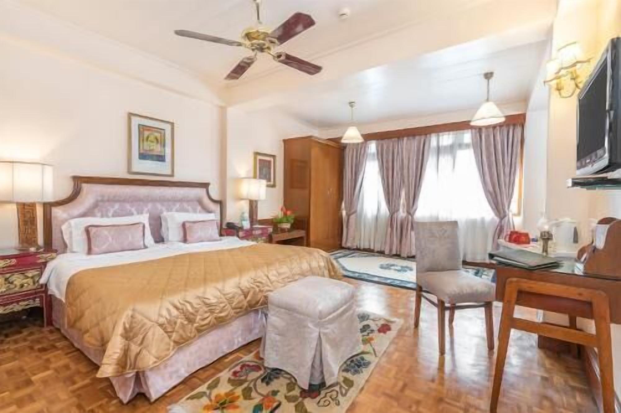 Minibar, caja de seguridad en la habitación, escritorio y camas extra 