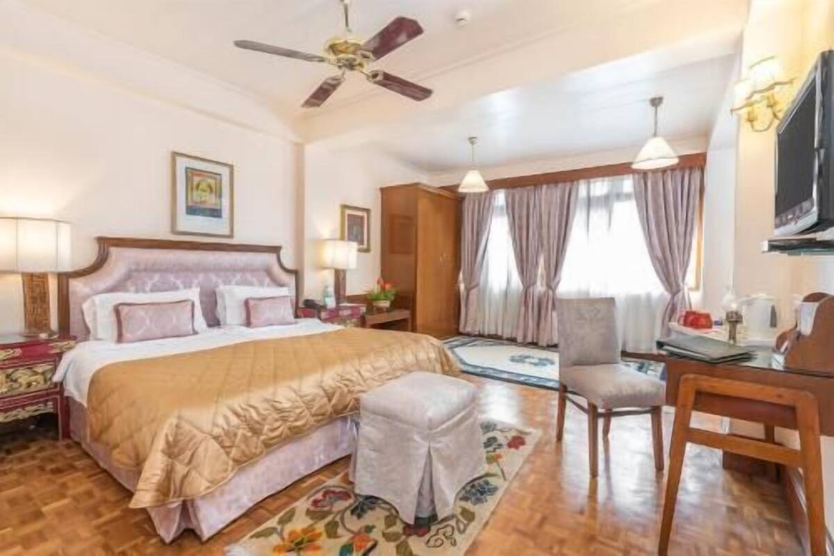 Minibaari, tallelokero huoneessa, työpöytä, lisävuoteet