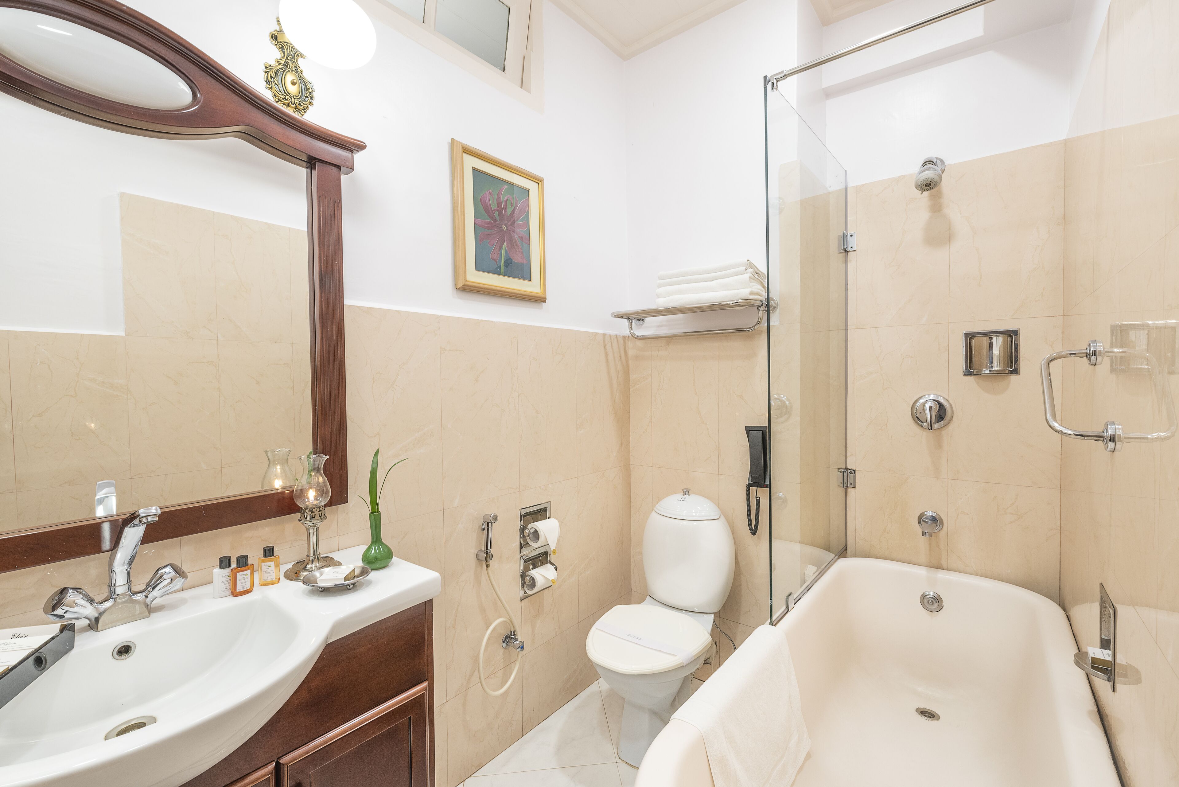 deluxe double or twin room | bathroom | combined shower/bathtub, towels