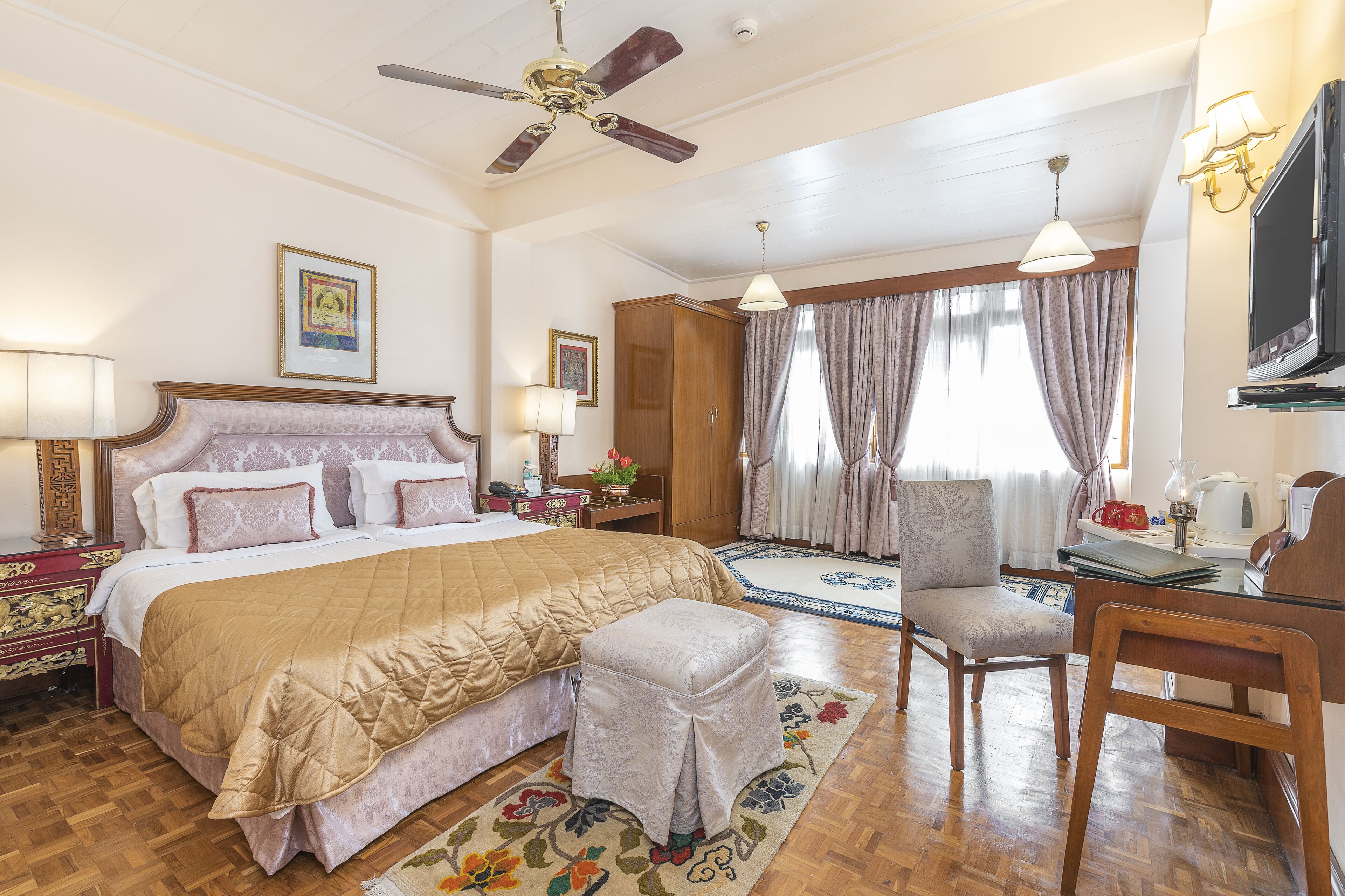 deluxe double or twin room | minibar, in-room safe, desk, rollaway beds