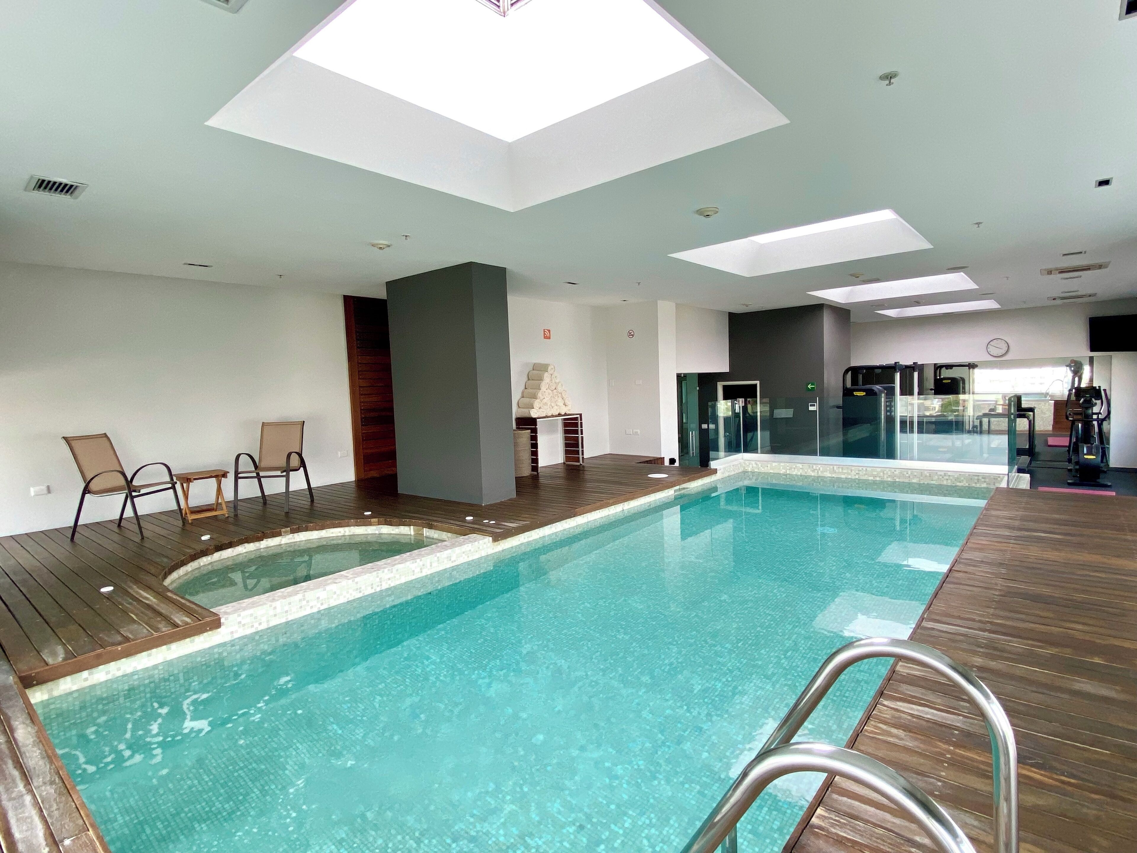 Alberca techada, acceso de 06:00 a 23:00, y camastros 