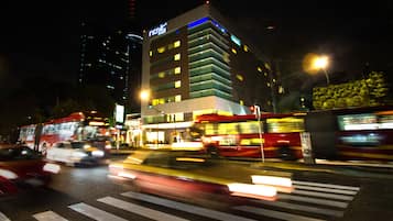 Bagian depan properti - sore/malam