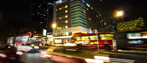 Depan hartanah - siang/malam