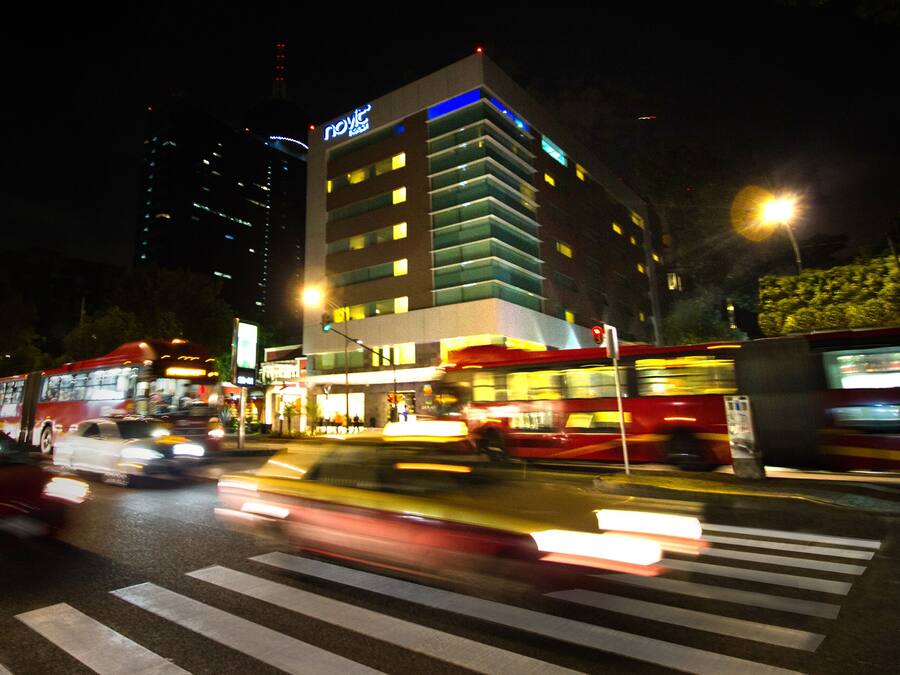 Overnatningsstedets facade – aften/nat