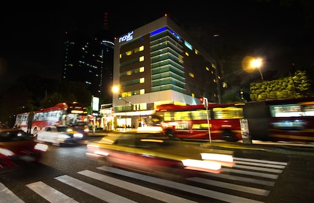 Fachada de la propiedad por la tarde o noche