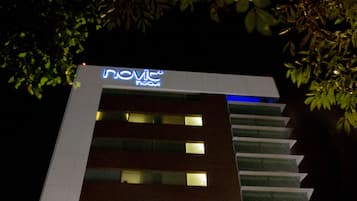 Vista frontal de la propiedad por la tarde o noche