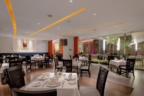 Breakfast, lunch, dinner served; international cuisine  - Hotel Novit (Mexico City)