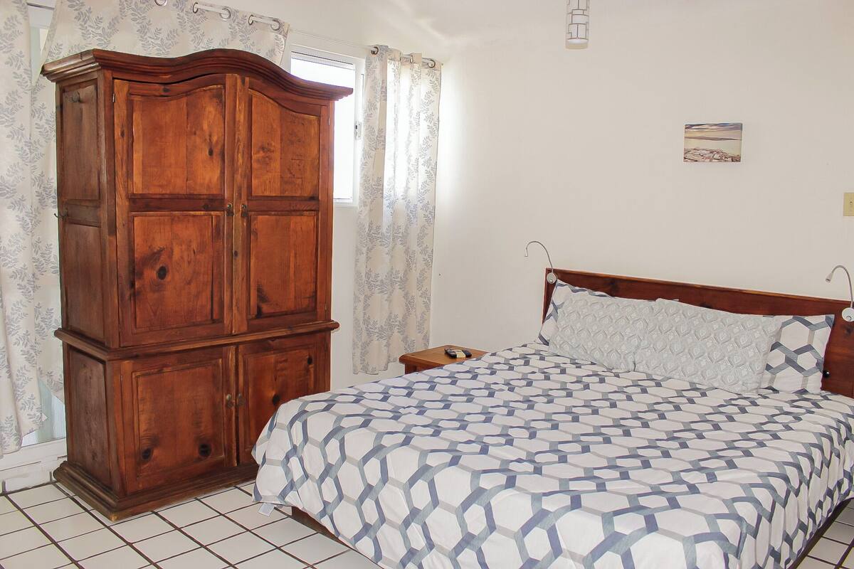 Standard Studio, Partial Ocean View | Minibar, blackout drapes, WiFi (free), individually decorated