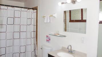 Estudio estándar, vista parcial al océano | Baño | Regadera, amenidades de baño gratuitas, secadora de cabello, toallas