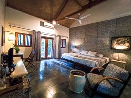 Minibar, caja de seguridad en la habitación y cortinas blackout 