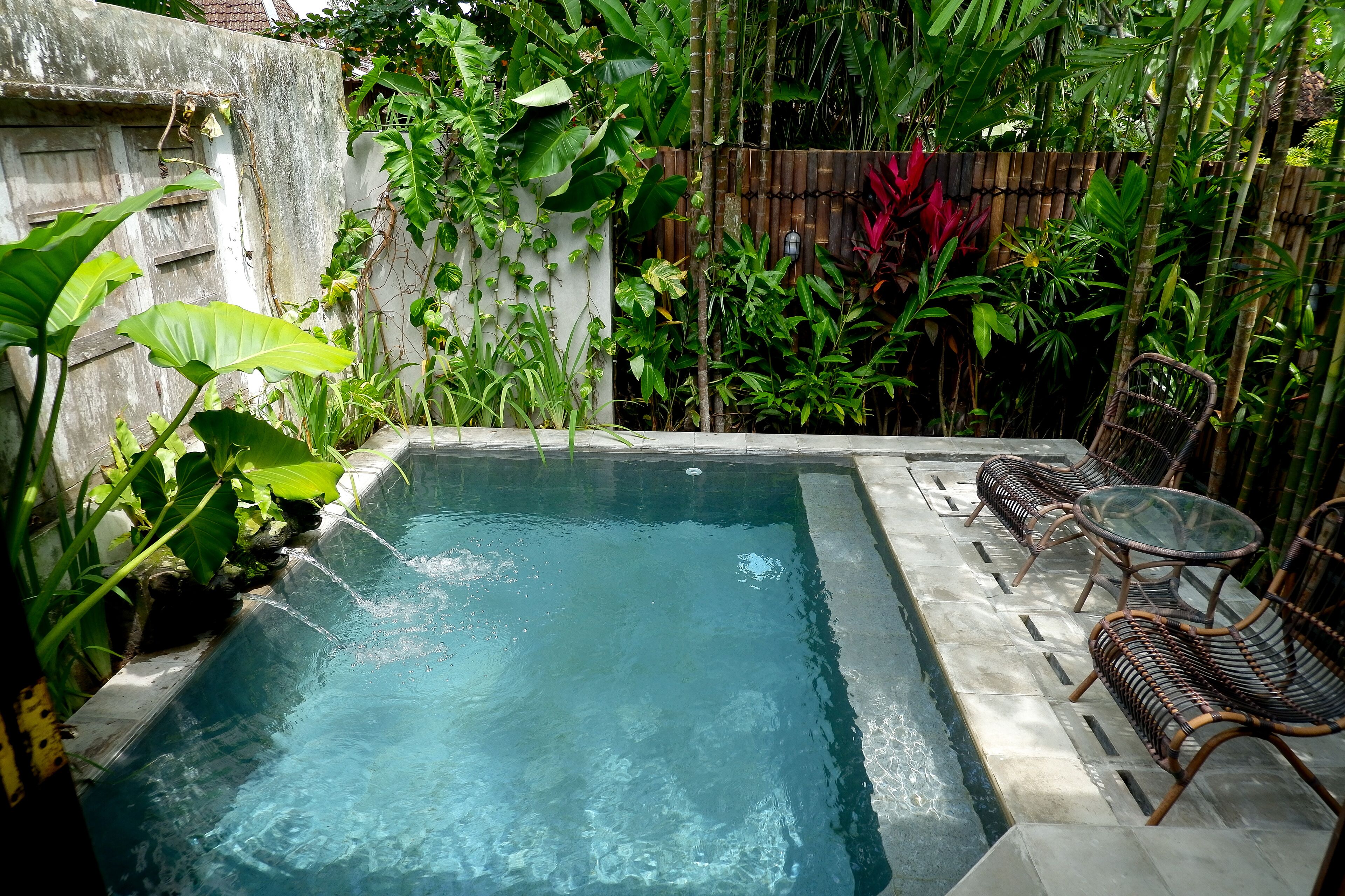 3 outdoor pools, pool loungers