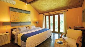 Standard Room, 1 King Bed | Minibar, in-room safe, blackout drapes, soundproofing