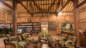 Un interior de madera con un conjunto de sofá, estanterías y una mesa de centro.