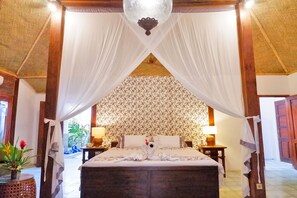 Suite, bañera de hidromasaje (Heritage) | Minibar, caja fuerte, cortinas opacas y sistema de insonorización