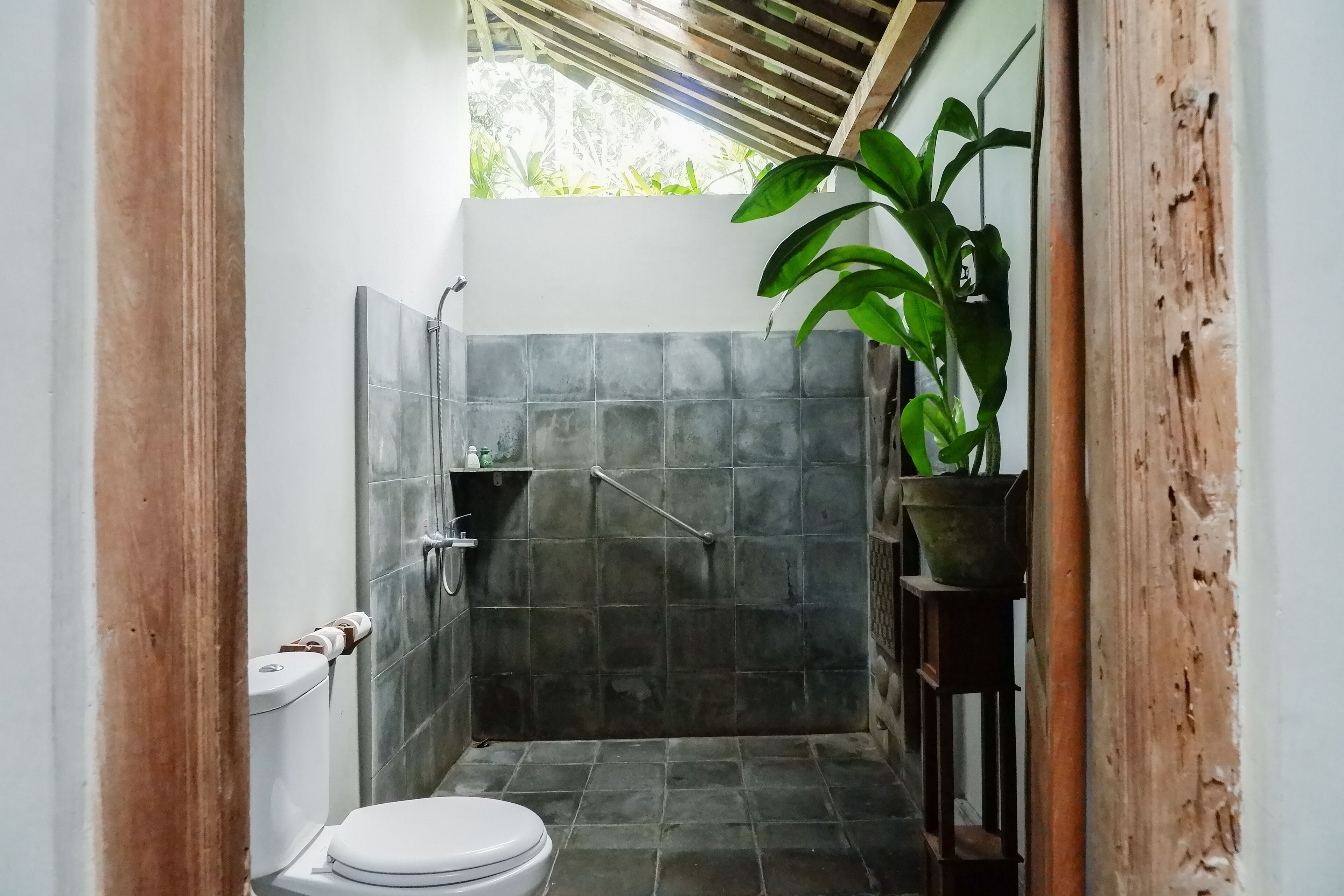Kamer, privézwembad (Heritage) | Badkamer | Een douche, een regendouche, gratis toiletartikelen, een haardroger