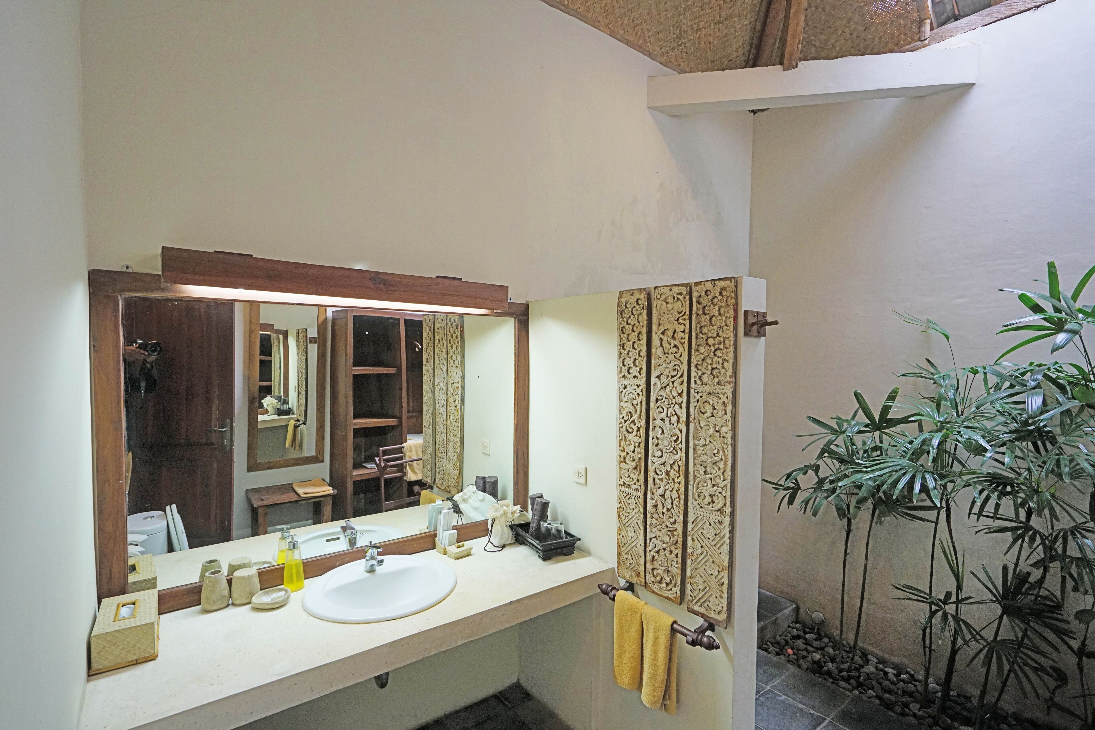 deluxe heritage | bathroom | shower, rainfall showerhead, free toiletries, hair dryer