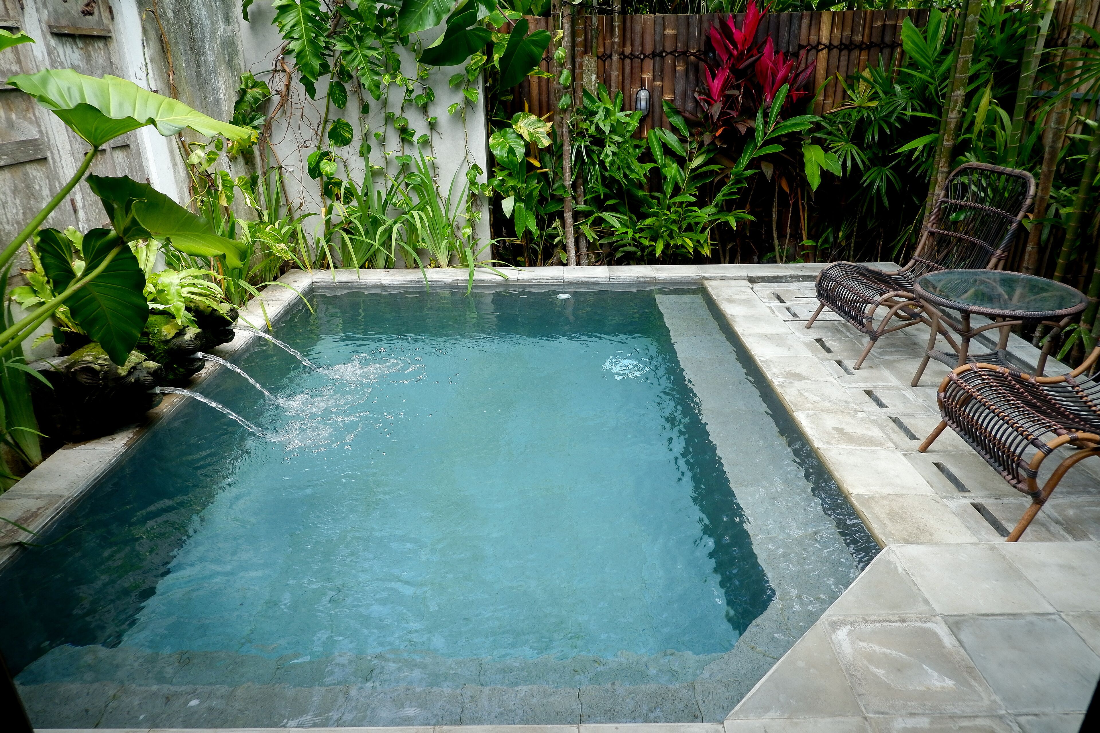 3 outdoor pools, pool loungers