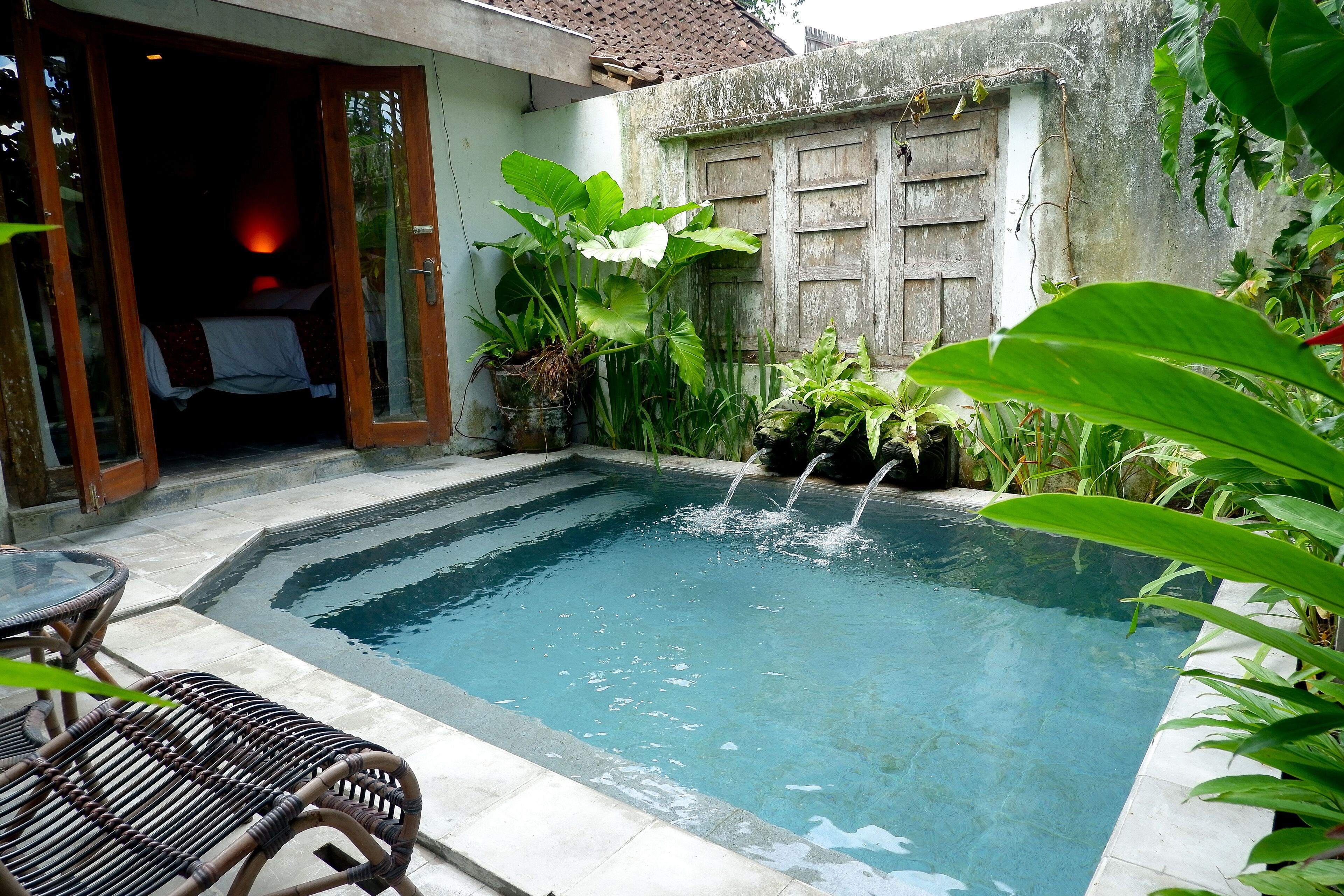 3 outdoor pools, pool loungers