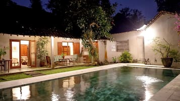 3 outdoor pools, pool loungers