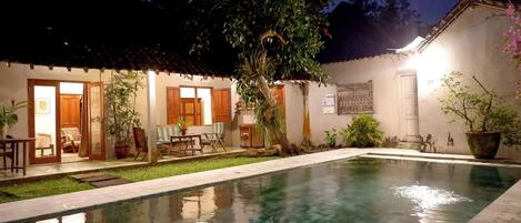 3 piscines extérieures, chaises longues