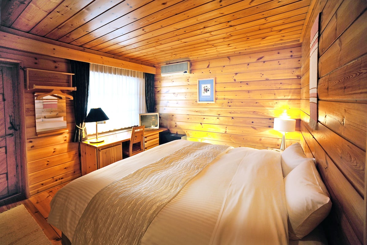 2 bedrooms, premium bedding, down duvets, minibar