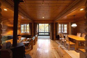 2 多间卧室、高档床上用品、羽绒被、办公桌