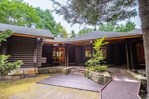 2 多间卧室、高档床上用品、羽绒被、迷你吧