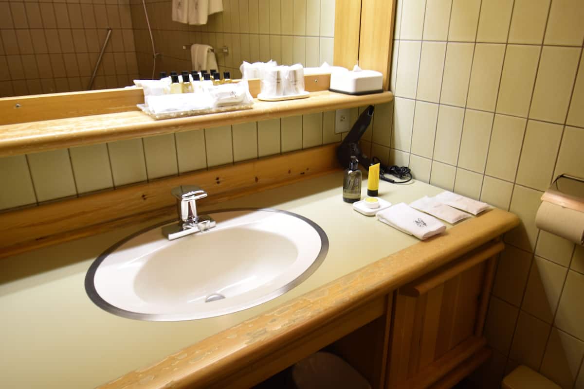 2 bedrooms, premium bedding, down duvets, minibar