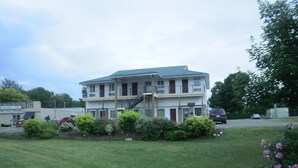 A two-story building with a flat roof and a central staircase. - Bayview inn (Orillia)