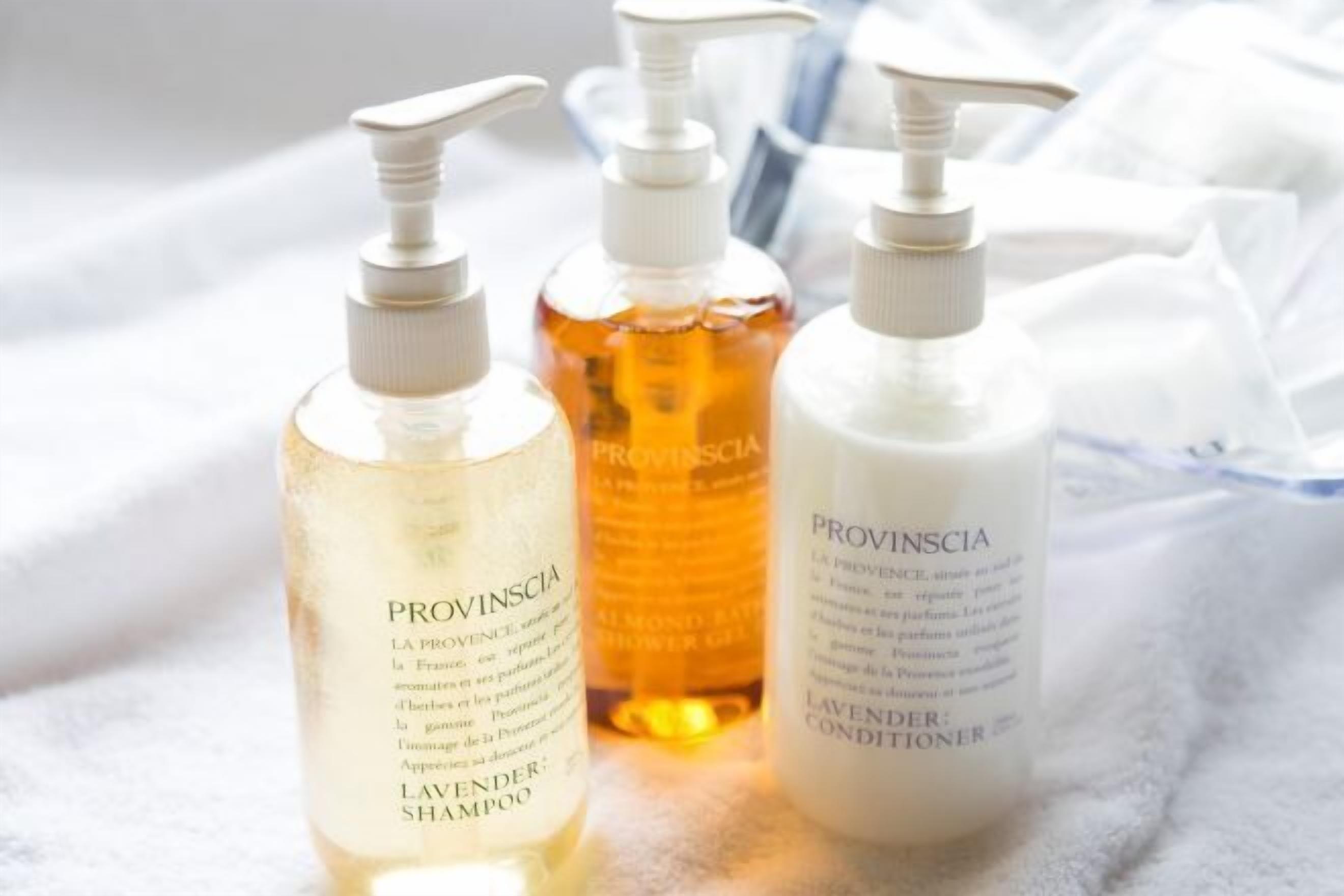 Kombination af bruser/badekar, kildevandsbad, gratis toiletartikler