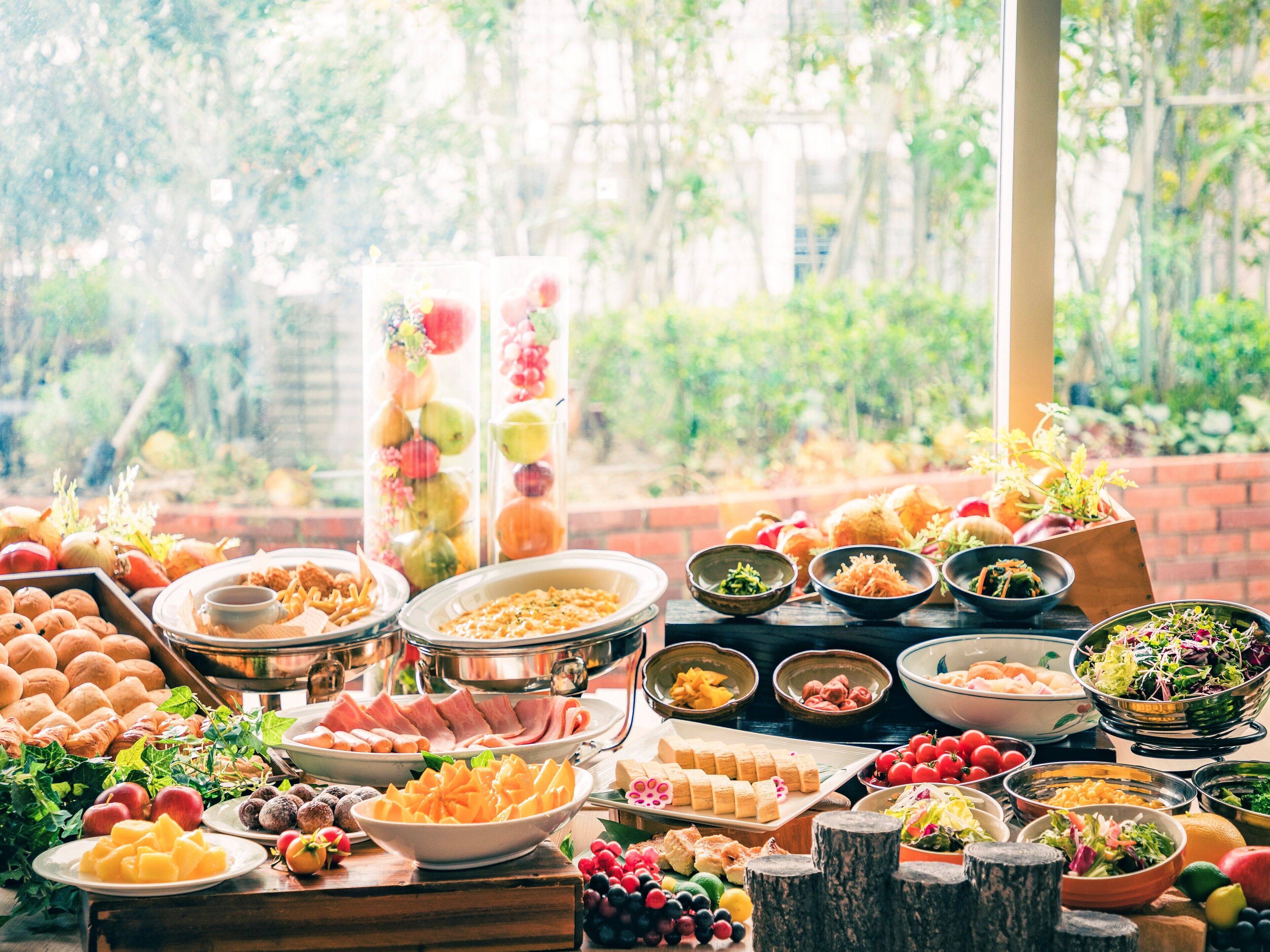 Daily buffet breakfast (JPY 2800 per person)