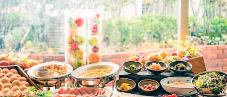 Daily buffet breakfast (JPY 2800 per person)